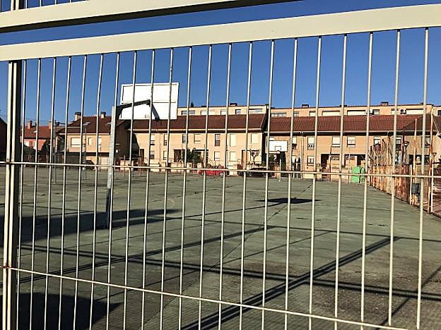 Estado actual de la pista polideportiva de Villa Patro. :: 