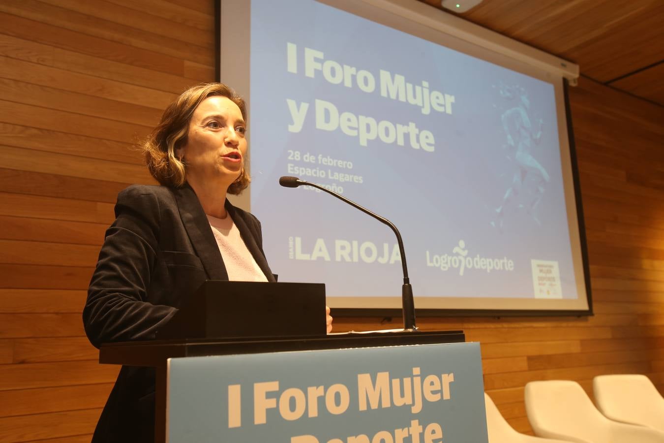 El Ayuntamiento de Logroño ha constituido el Observatorio Mujer y Deporte que nace para impulsar programas y estrategias que potencien el deporte femenino y, así, avanzar en la igualdad en la sociedad. La alcaldesa de Logroño, Concepción Gamarra, ha presentado este Observatorio en el marco del I Foro Mujer y Deporte, organizado por Diario LA RIOJA y promovido por , un espacio de reflexión sobre la situación del deporte en el que participan representantes de diferentes instituciones y al que han acudido diferentes deportistas de élite.