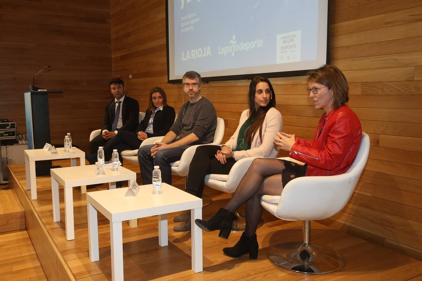 El Ayuntamiento de Logroño ha constituido el Observatorio Mujer y Deporte que nace para impulsar programas y estrategias que potencien el deporte femenino y, así, avanzar en la igualdad en la sociedad. La alcaldesa de Logroño, Concepción Gamarra, ha presentado este Observatorio en el marco del I Foro Mujer y Deporte, organizado por Diario LA RIOJA y promovido por , un espacio de reflexión sobre la situación del deporte en el que participan representantes de diferentes instituciones y al que han acudido diferentes deportistas de élite.