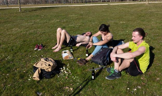 Tres jóvenes disfrutando del sol el pasado miércoles en el parque del Ebro, de Logroño. 