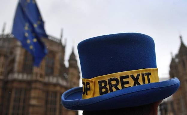 Varios manifestantes proeuropeístas participan en una marcha frente al Parlamento en Londres. 