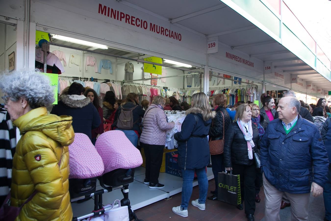 Los ciudadanos han acudido en la jornada en la que se ha inaugurado esta feria del comercio