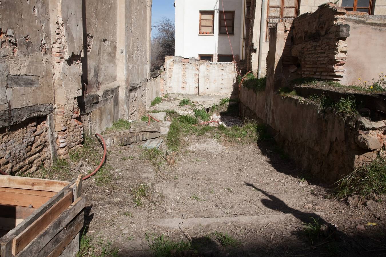 Diario LA RIOJA visita 'La Puerta Gótika', donde una decena de jóvenes trata de impulsar un centro social «autogestionado» | Talleres de todo tipo, sala de exposiciones, teatro, gimnasio, un cenador... El número 2 de San Gregorio aspira a llenarse de actividad de una forma alternativa