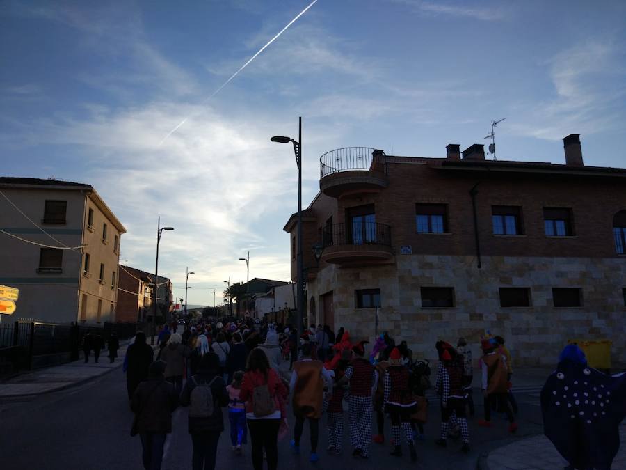 Lardero siempre se vuelca con los Carnavales y en esta ocasión no podía ser de otra manera. El frontón de la localidad y las calles del municipio se han llenado de gente disfrazada.