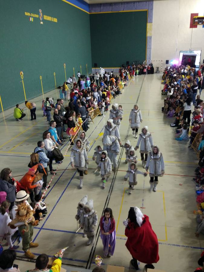 Lardero siempre se vuelca con los Carnavales y en esta ocasión no podía ser de otra manera. El frontón de la localidad y las calles del municipio se han llenado de gente disfrazada.