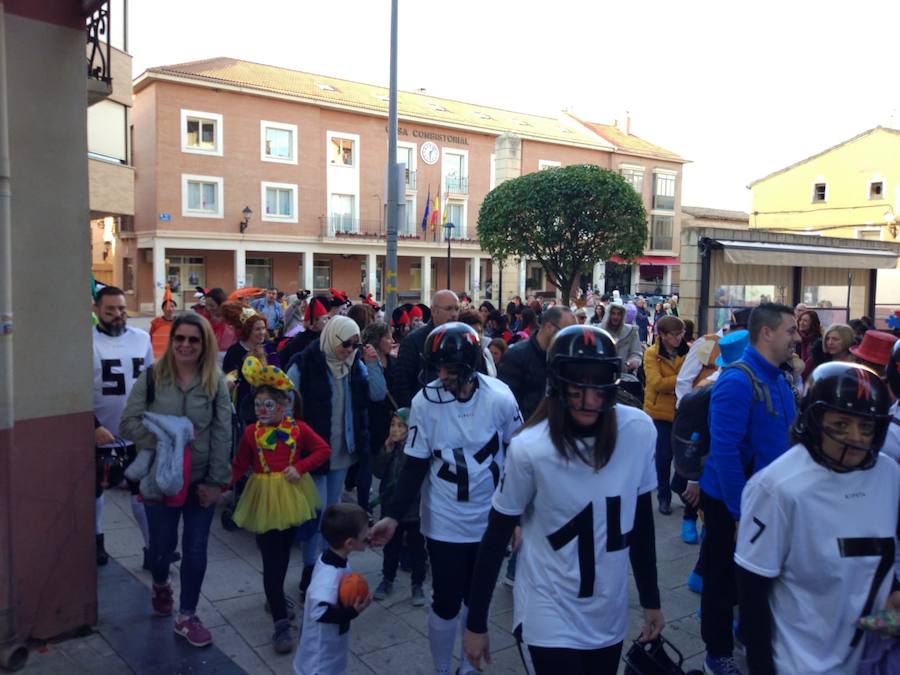 Lardero siempre se vuelca con los Carnavales y en esta ocasión no podía ser de otra manera. El frontón de la localidad y las calles del municipio se han llenado de gente disfrazada.