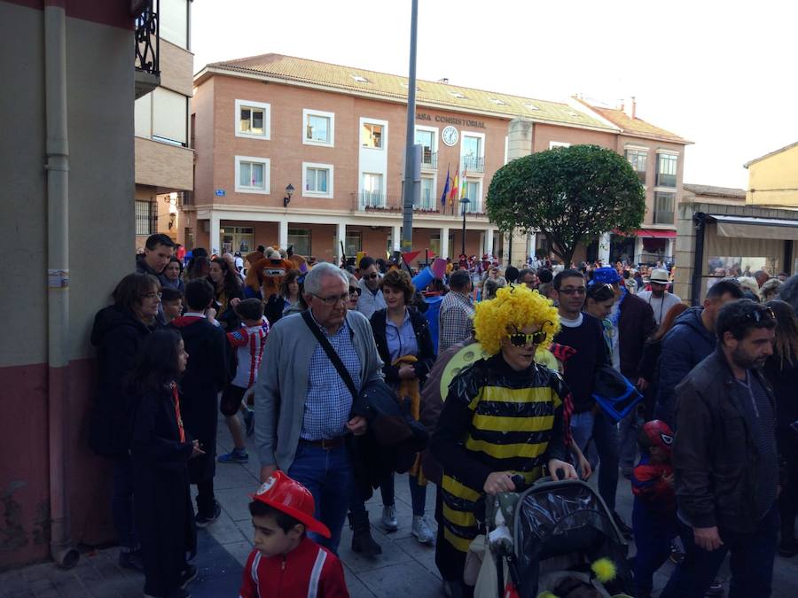 Lardero siempre se vuelca con los Carnavales y en esta ocasión no podía ser de otra manera. El frontón de la localidad y las calles del municipio se han llenado de gente disfrazada.