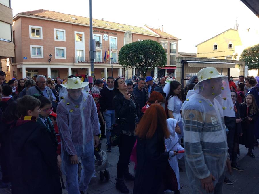 Lardero siempre se vuelca con los Carnavales y en esta ocasión no podía ser de otra manera. El frontón de la localidad y las calles del municipio se han llenado de gente disfrazada.