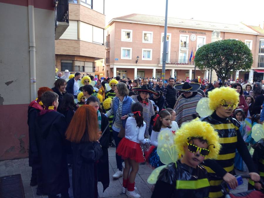 Lardero siempre se vuelca con los Carnavales y en esta ocasión no podía ser de otra manera. El frontón de la localidad y las calles del municipio se han llenado de gente disfrazada.