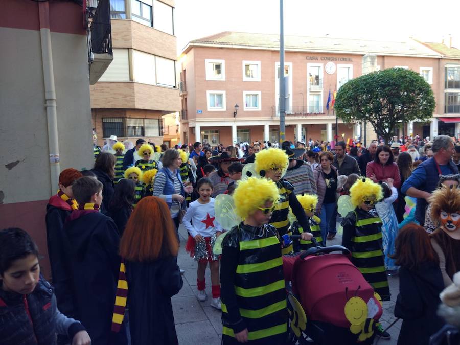 Lardero siempre se vuelca con los Carnavales y en esta ocasión no podía ser de otra manera. El frontón de la localidad y las calles del municipio se han llenado de gente disfrazada.