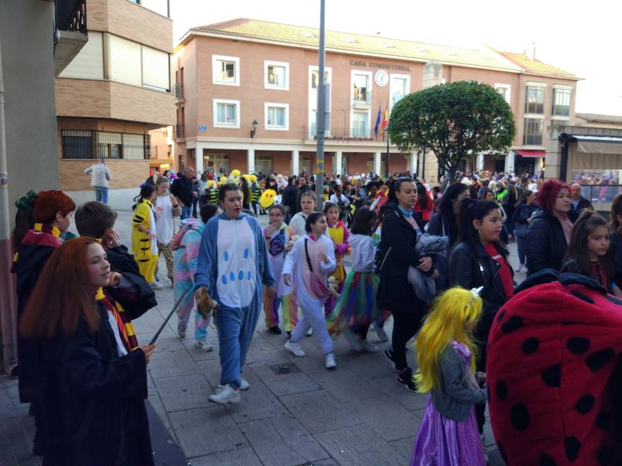 Lardero siempre se vuelca con los Carnavales y en esta ocasión no podía ser de otra manera. El frontón de la localidad y las calles del municipio se han llenado de gente disfrazada.