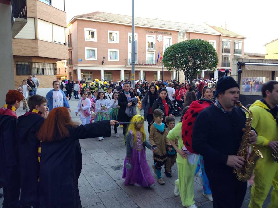 Lardero siempre se vuelca con los Carnavales y en esta ocasión no podía ser de otra manera. El frontón de la localidad y las calles del municipio se han llenado de gente disfrazada.