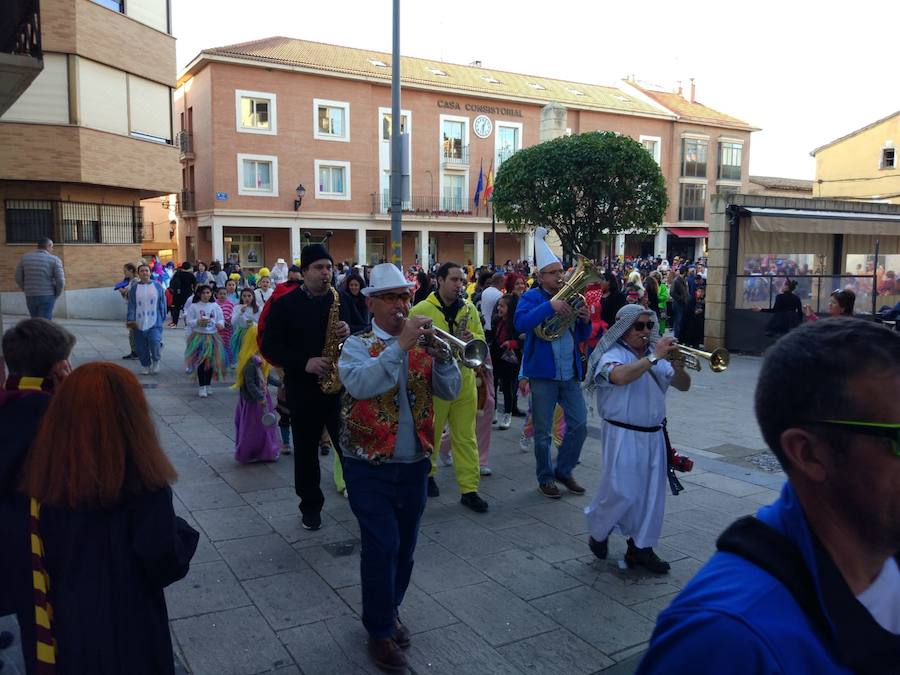 Lardero siempre se vuelca con los Carnavales y en esta ocasión no podía ser de otra manera. El frontón de la localidad y las calles del municipio se han llenado de gente disfrazada.