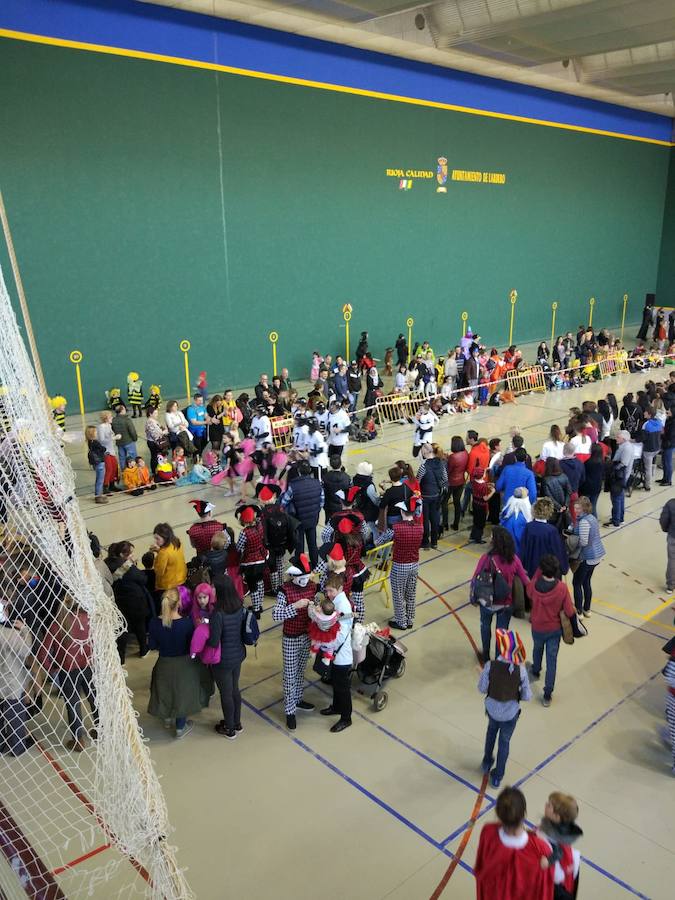 Lardero siempre se vuelca con los Carnavales y en esta ocasión no podía ser de otra manera. El frontón de la localidad y las calles del municipio se han llenado de gente disfrazada.