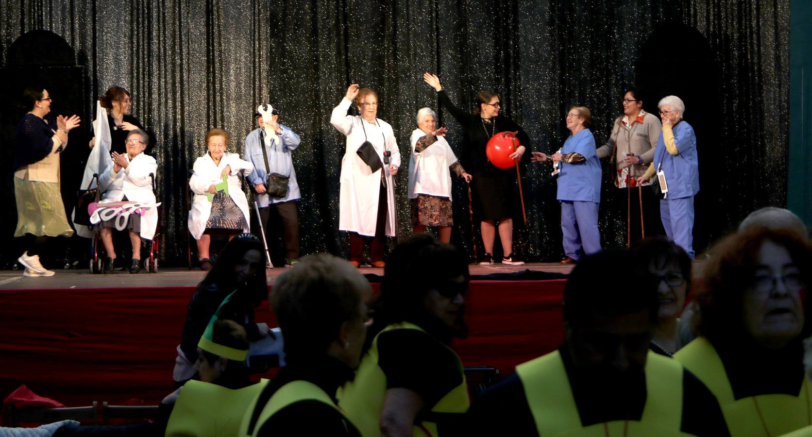 Los mayores de Logroño también disfrutan con el Carnaval en su tradicional cita en el l polideportivo de Las Gaunas