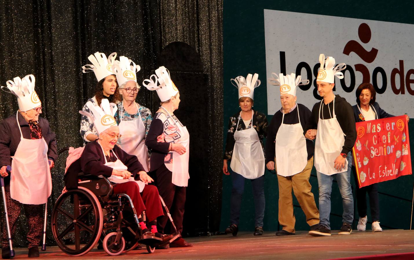 Los mayores de Logroño también disfrutan con el Carnaval en su tradicional cita en el l polideportivo de Las Gaunas