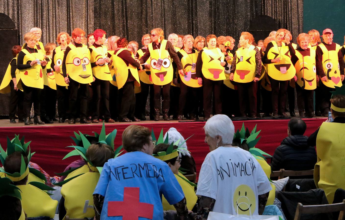 Los mayores de Logroño también disfrutan con el Carnaval en su tradicional cita en el l polideportivo de Las Gaunas