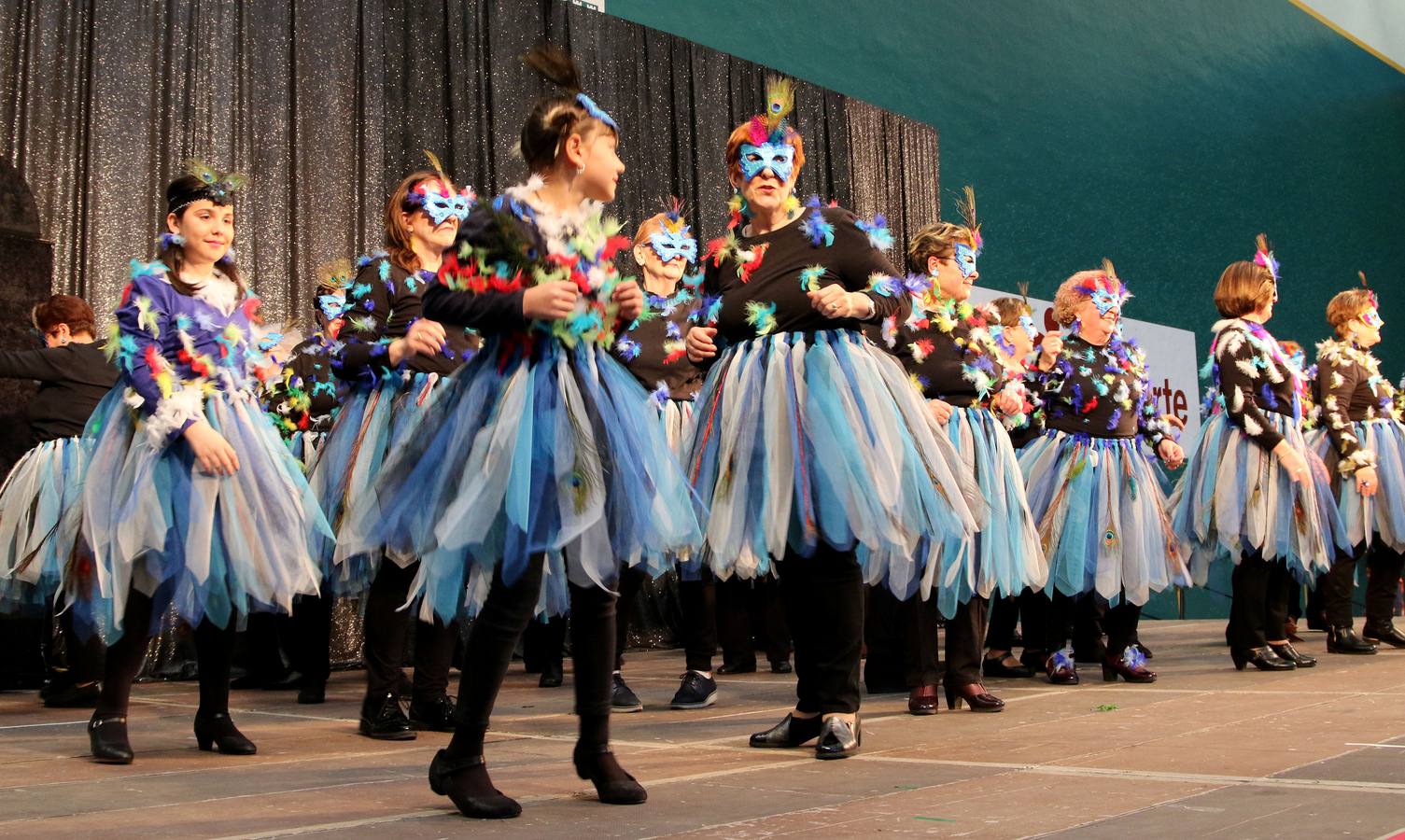 Los mayores de Logroño también disfrutan con el Carnaval en su tradicional cita en el l polideportivo de Las Gaunas