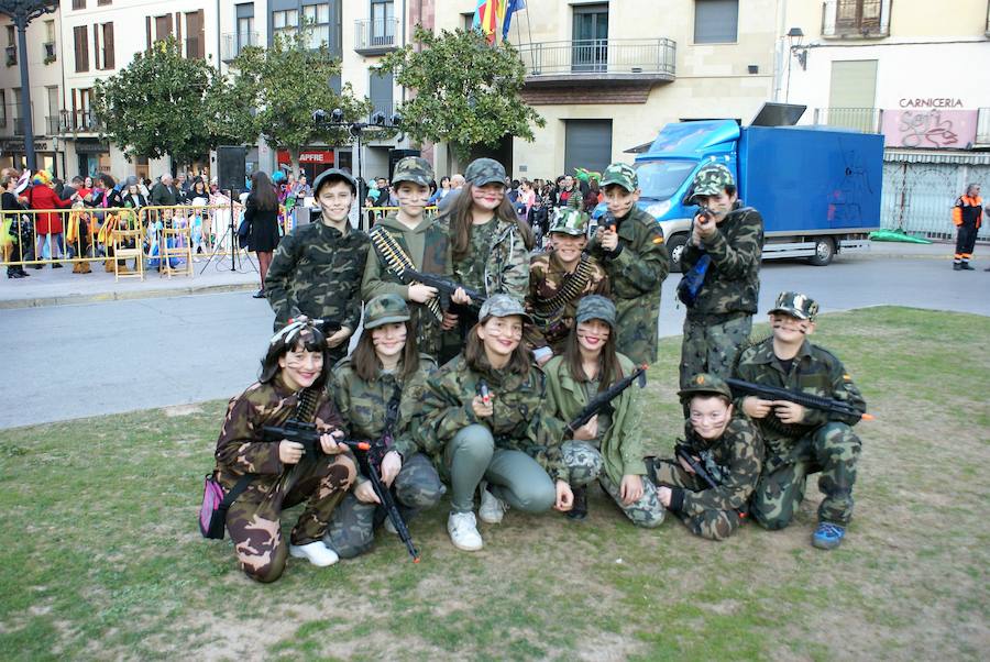 El desfile puso color a las calles najerenses. Mayores y pequeños dieron rinda suelta a su imaginación.