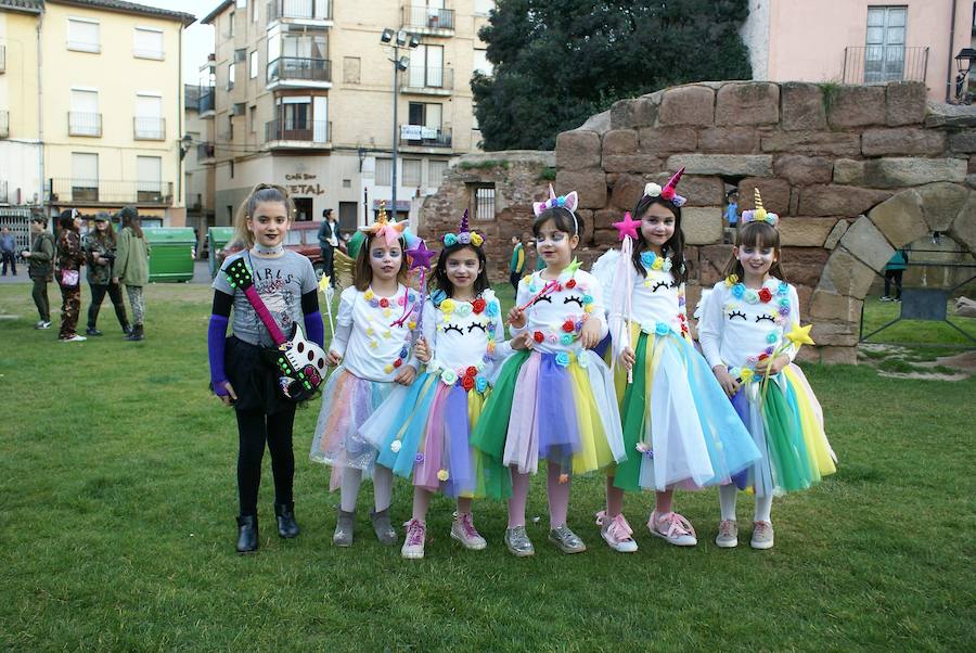 El desfile puso color a las calles najerenses. Mayores y pequeños dieron rinda suelta a su imaginación.