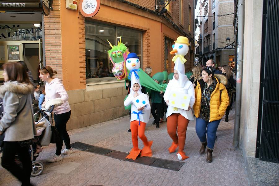 El desfile puso color a las calles najerenses. Mayores y pequeños dieron rinda suelta a su imaginación.