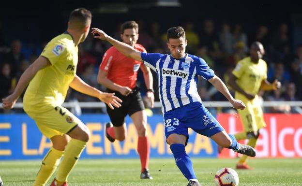 Jony golpea el balón en una acción del partido. 