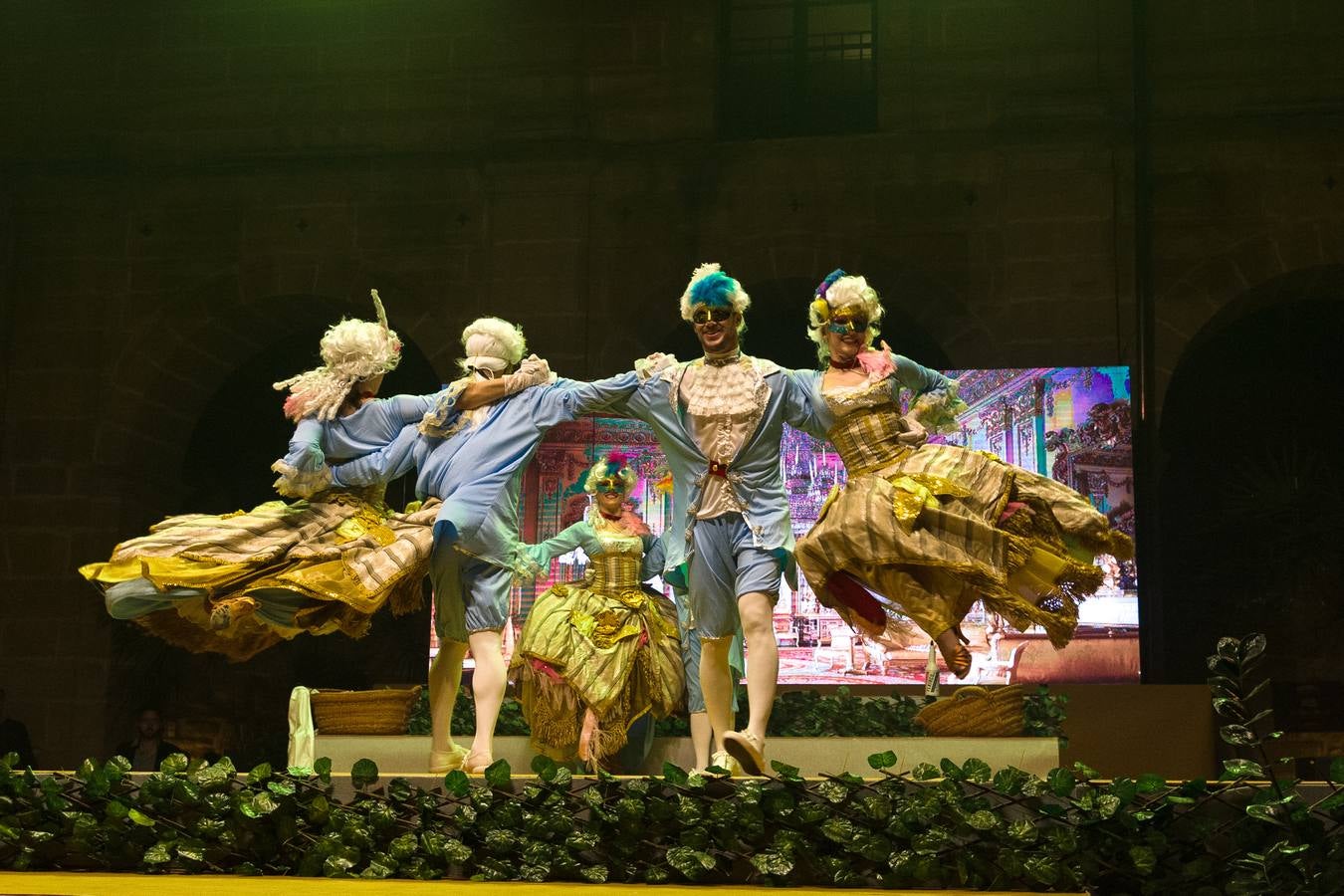 El claustro de Los Agustinos de Haro rezuma alegría con un Carnaval del Vino inspirado en el Siglo de las Luces 