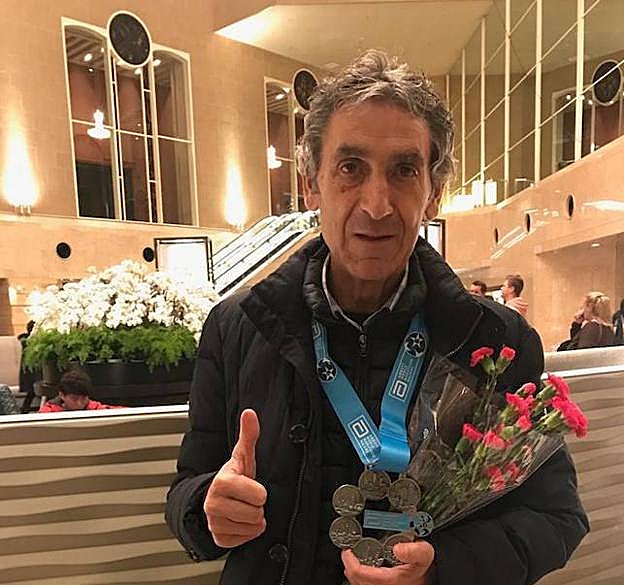 Jesús Sáez Martínez con sus medallas.