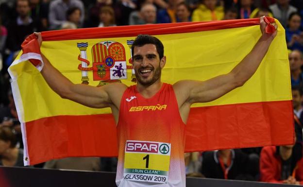Jorge Ureña celebra su victoria en heptatlón. 