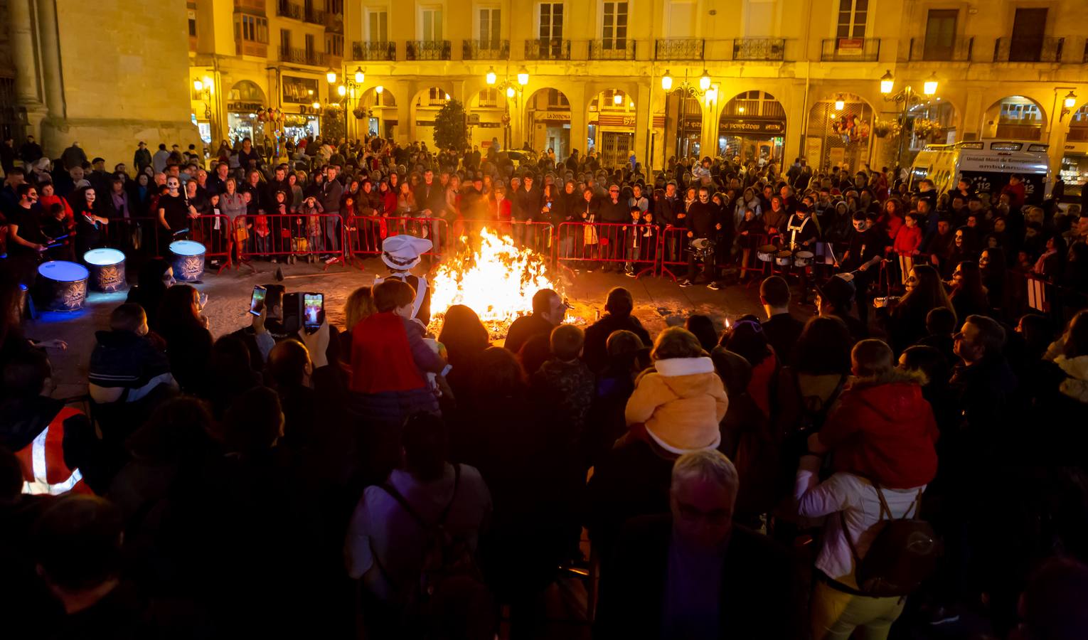 El Carnaval finaliza en Logroño con la Quema en la Plaza del Mercado, donde no faltó el concurso de lloros entre el público