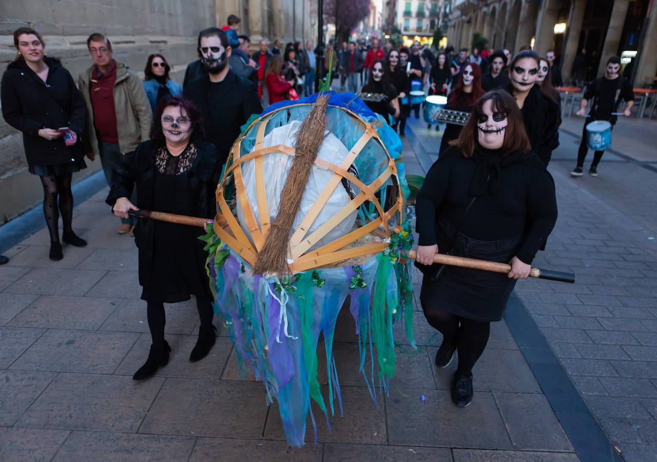 El Carnaval finaliza en Logroño con la Quema en la Plaza del Mercado, donde no faltó el concurso de lloros entre el público