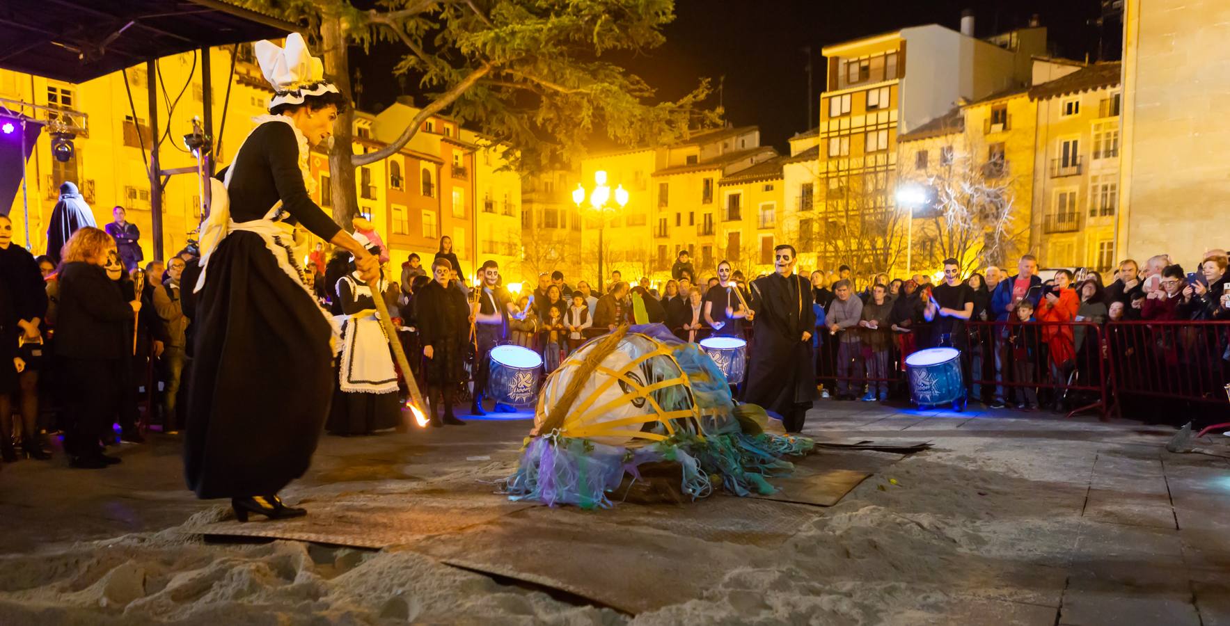 El Carnaval finaliza en Logroño con la Quema en la Plaza del Mercado, donde no faltó el concurso de lloros entre el público