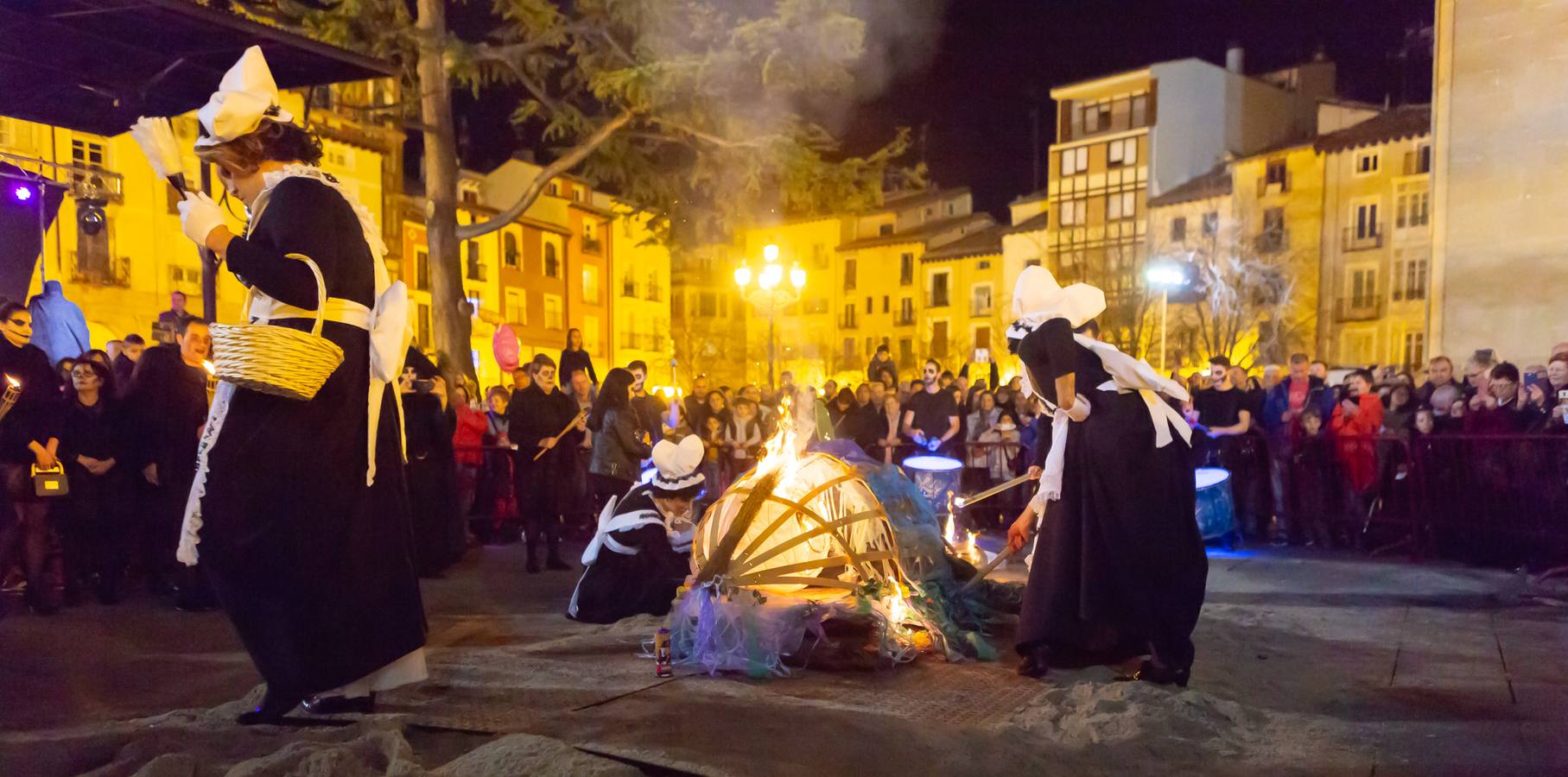 El Carnaval finaliza en Logroño con la Quema en la Plaza del Mercado, donde no faltó el concurso de lloros entre el público