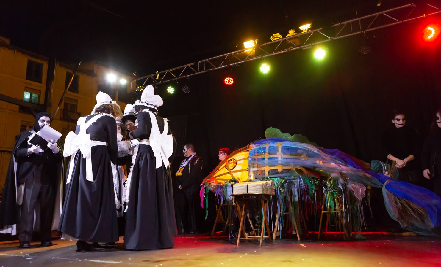 El Carnaval finaliza en Logroño con la Quema en la Plaza del Mercado, donde no faltó el concurso de lloros entre el público