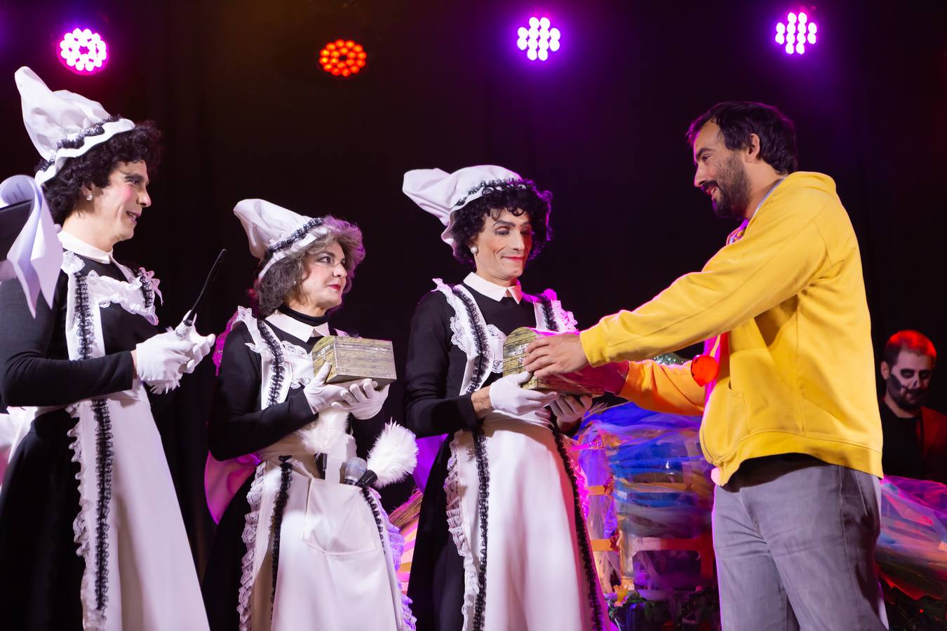 El Carnaval finaliza en Logroño con la Quema en la Plaza del Mercado, donde no faltó el concurso de lloros entre el público