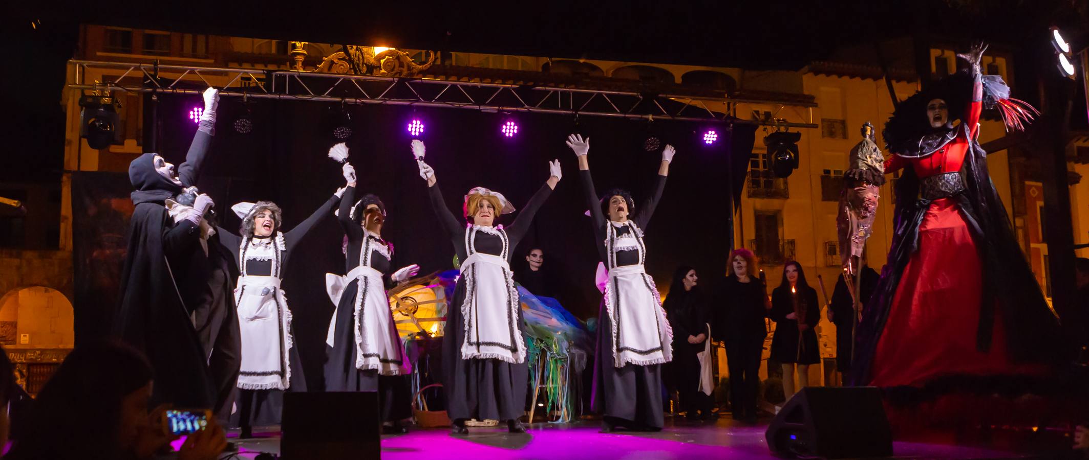 El Carnaval finaliza en Logroño con la Quema en la Plaza del Mercado, donde no faltó el concurso de lloros entre el público