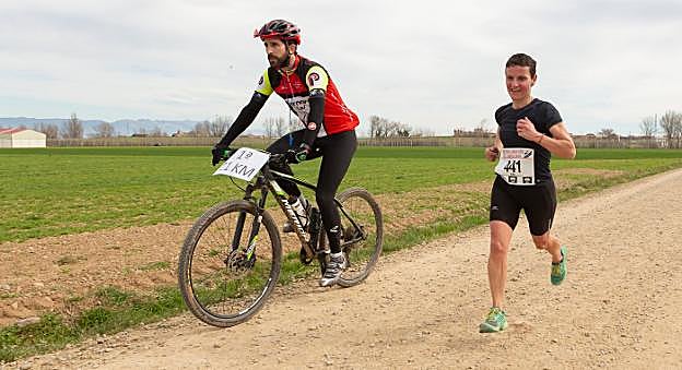  La mejor. Ane Zabala, acompañada por el ciclista que marca la presencia de la primera fémina de la media maratón.