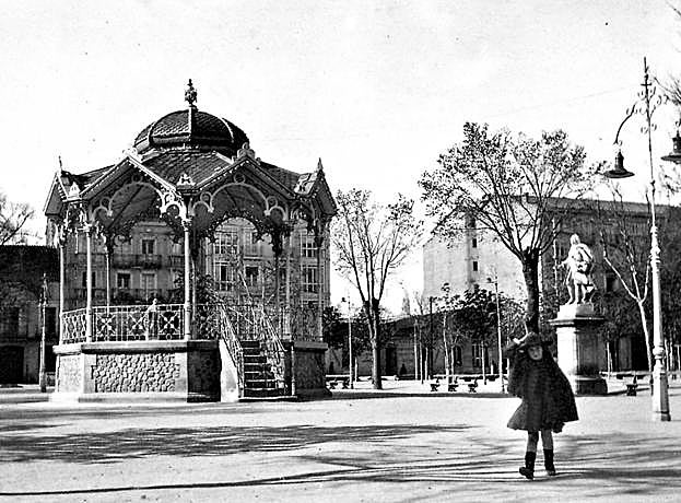 El Espolón y su llorado quiosco. Corría 1902