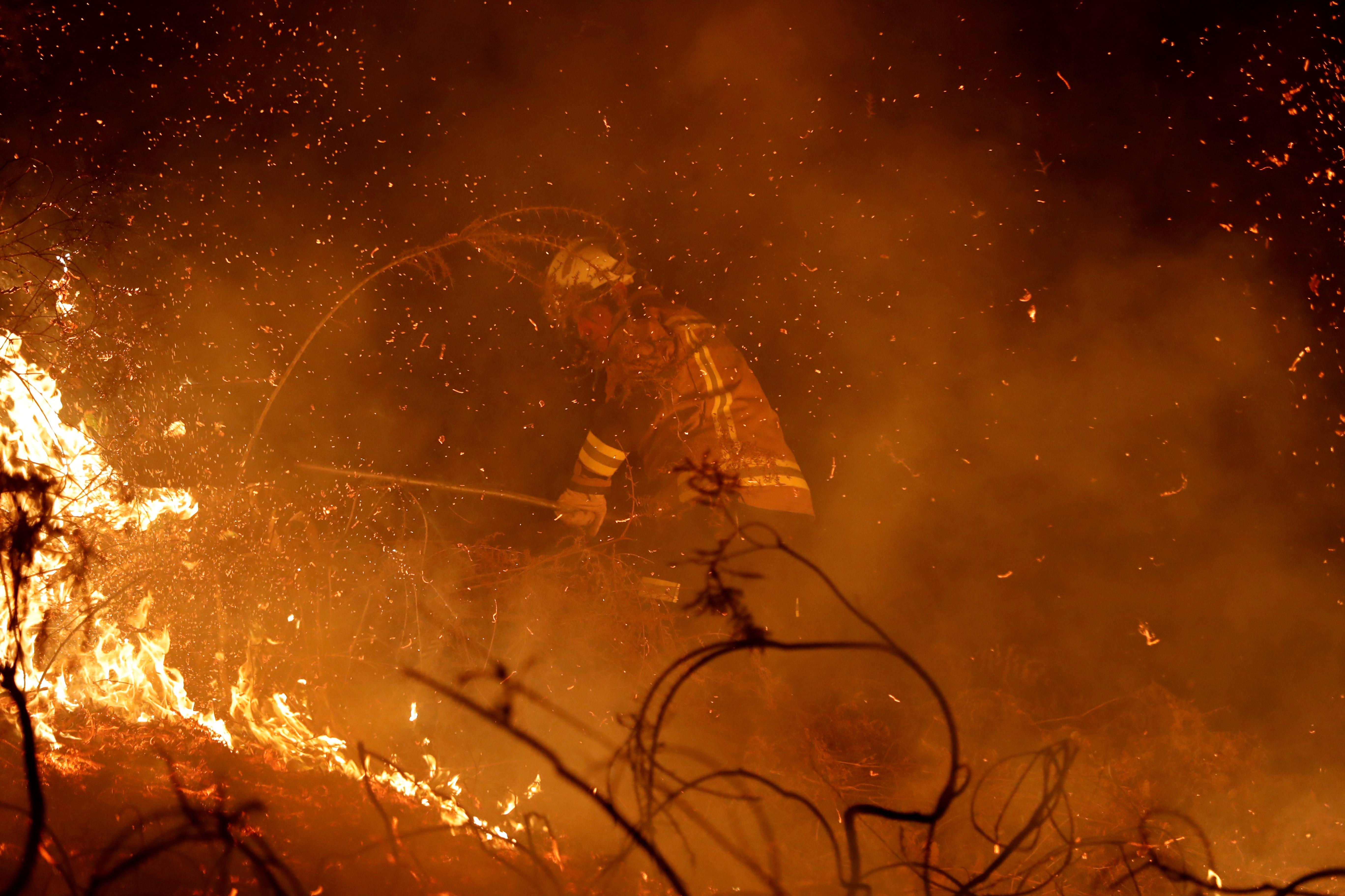 El norte de España se ha visto asolado este fin de semana con más de un centenar de incendios que han afectado duramente a Asturias, Cantabria y Vizcaya. Algunos de ellos ya están controlado, pero, en el Principado, 99 de ellos aún continuan en activos; mientras que en Cantabria el número de incendios activos se ha rebajado de 21 a 17, de un total de más de 60 que fueron provocados en la comunidad autónoma.