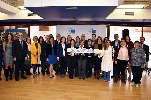 Foto de familia de la iniciativa #DóndeEstánEllas. :: p.e.