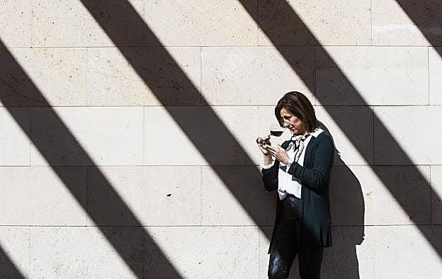Esperanza Elías, en el exterior de Bodegas Rioja Vega.
