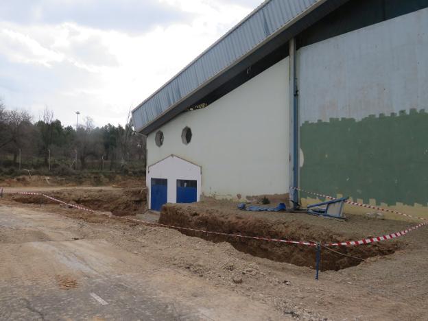 Los trabajos ya han definido el espacio para el nuevo acceso al frontón desde el polideportivo. :: e.p.