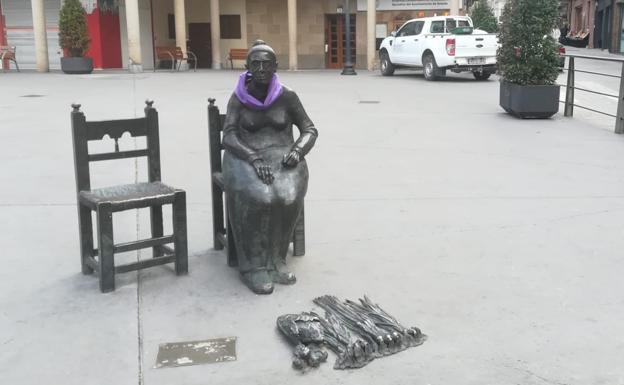 la escultura de la mujer que vende ajos en Arnedo, en la plaza Nuestra Señora de Vico, ha aparecido con un pañuelo reivindicativo al cuello. 