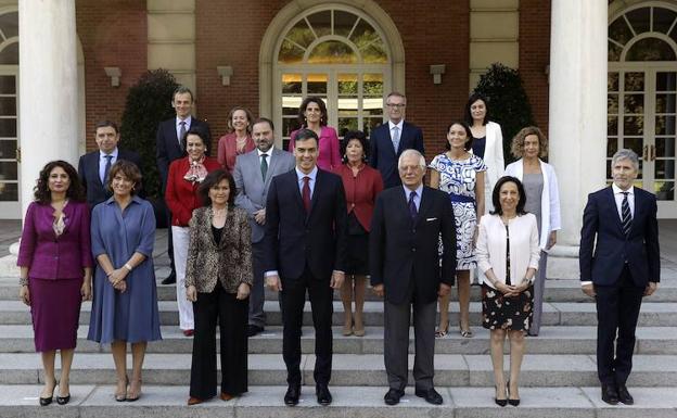 El gabinete de Pedro Sánchez consta de once ministras y seis ministros.