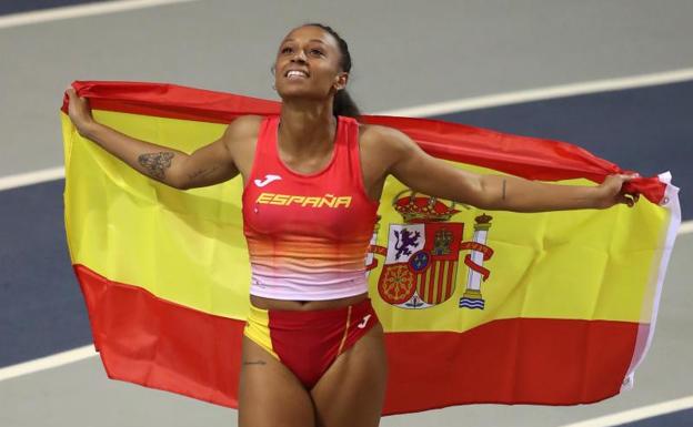 Ana Peleteiro, tras proclamarse campeón de Europa en triple salto. 