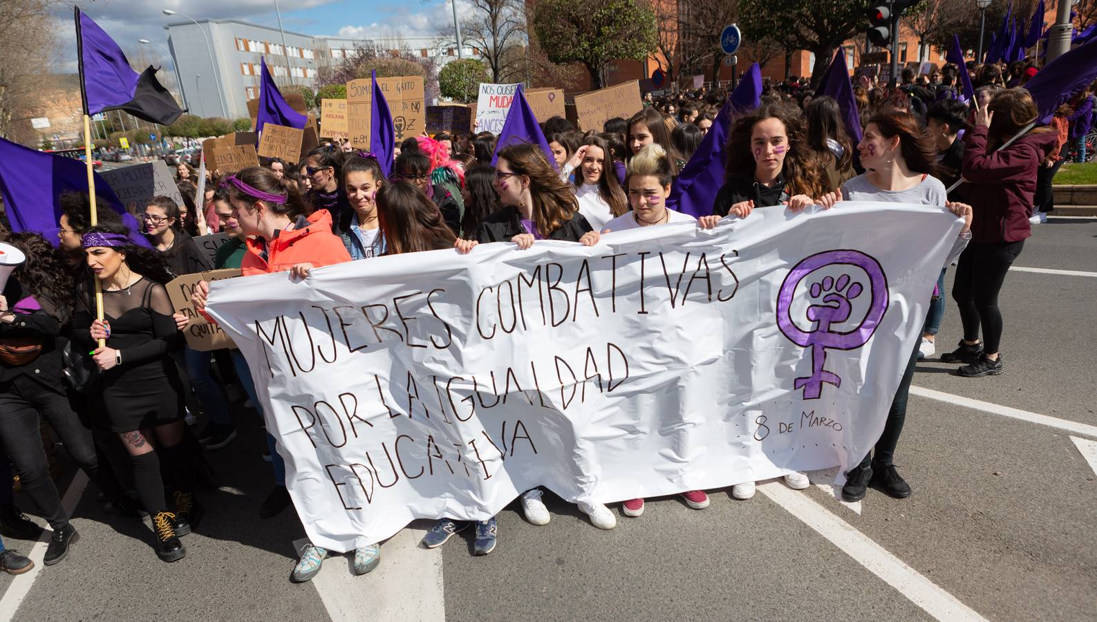 Fotos: Tres mil jóvenes participan en la manifestación estudiantil en el Día de la Mujer en Logroño