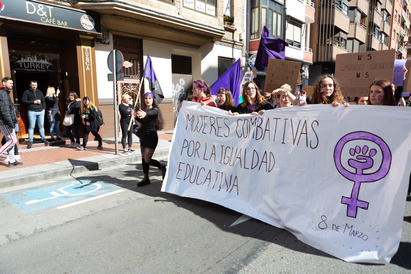 Fotos: Tres mil jóvenes participan en la manifestación estudiantil en el Día de la Mujer en Logroño