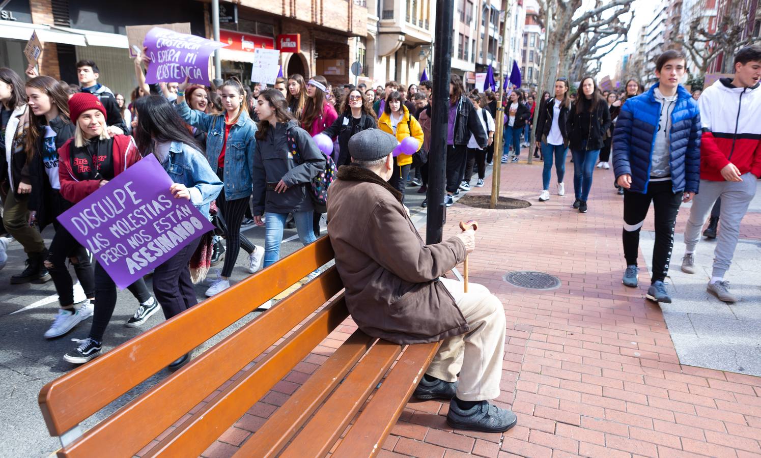 Fotos: Tres mil jóvenes participan en la manifestación estudiantil en el Día de la Mujer en Logroño