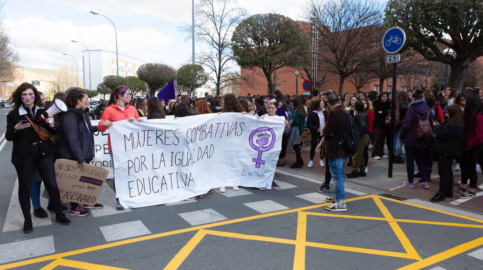 Fotos: Tres mil jóvenes participan en la manifestación estudiantil en el Día de la Mujer en Logroño