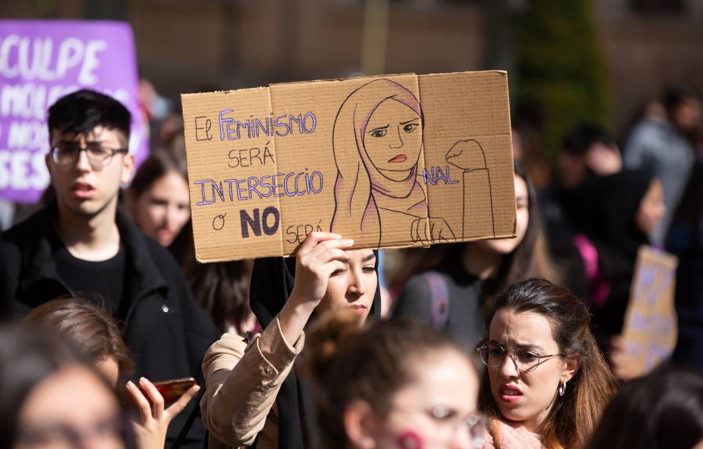 Fotos: La manifestación feminista estudiantil en Logroño, de camino a La Concha